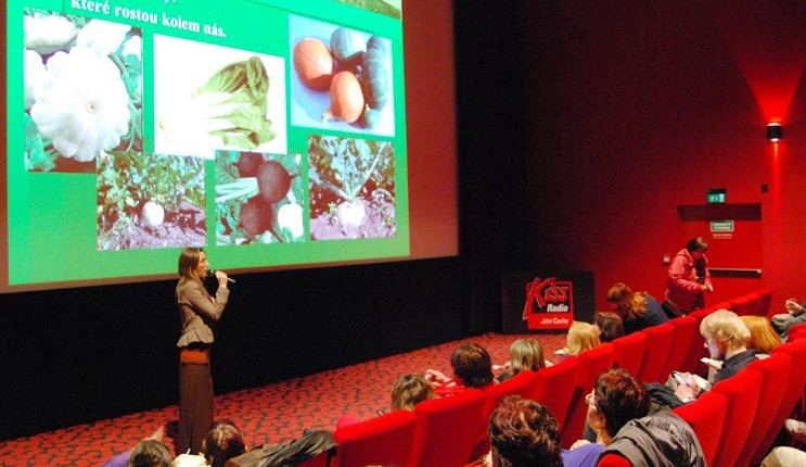 Lenka ukazovala, co všechno se dá jíst z naší zahrádky