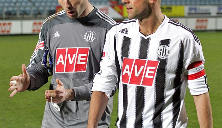 Nejen kapitán Dynama Roman Lengyel s gólmanem Michalem Daňkem mají po zápase v Liberci o čem přemýšlet