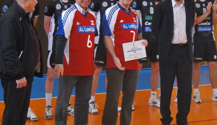 Ředitel Základní školy Oskara Nedbala Miroslav Poláček a prezident VK Jihostroj Jan Diviš v reprezentačních dresech a s nově získaným certifikátem