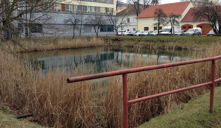 Vodní nádrž v areálu akciové společnosti ČEVAK