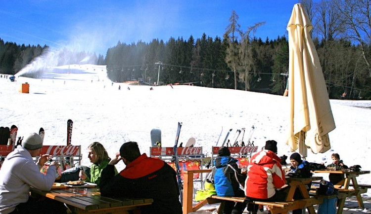 Aprés Ski Bar pod modrou oblohou