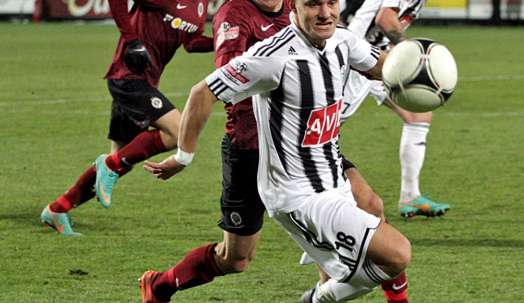 Zopakuje Jakub Hora proti Brnu svůj gól z Liberce? Na snímku ho stíhá sparťanský zadák Manuel Pamić