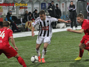 Václav Ježdík se snaží projít mezi brněnskými Aloisem Hyčkou a Martinem Husárem