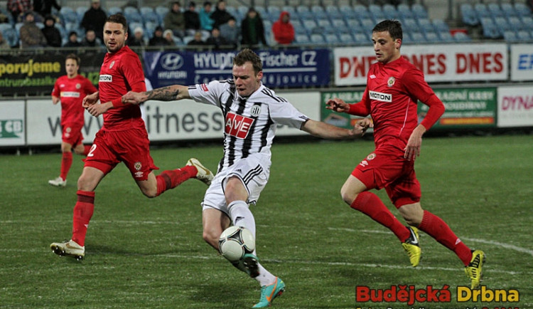 Vyložená šance Jakuba Řezníčka ve 40. minutě, kterou budějcký útočník trestuhodně zahodil. Sám proti Petrovi pálil vysoko nad