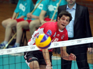 7. místo (6 hlasů): Smeč Petera Pláteníka pozorně sleduje trenér Jihostroje Jan Svoboda