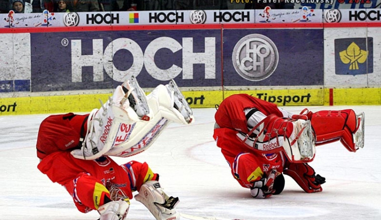 1. místo (15 hlasů): Tradiční rituál gólmanů hokejového Mountfieldu po vítězném zápase