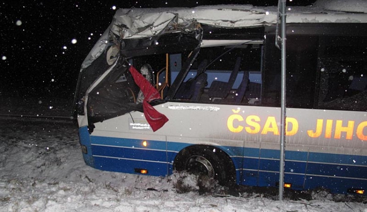 Havarovaný autobus u Trhových Svinů