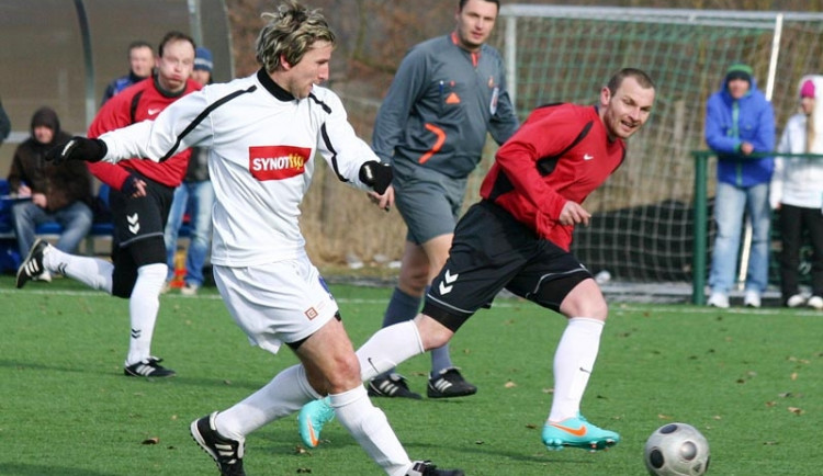 Hlubocký Radek Horejš přihrává míč za dohledu dačického Petra Celého