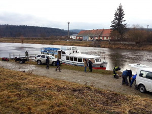 Zásah hasičů u poškozené lodi v Zámostí