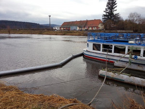 Zásah hasičů u poškozené lodi v Zámostí