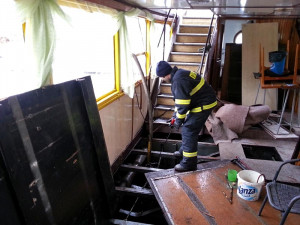 Zásah hasičů u poškozené lodi v Zámostí