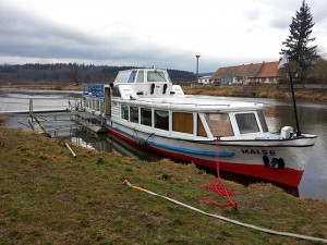Zásah hasičů u poškozené lodi v Zámostí