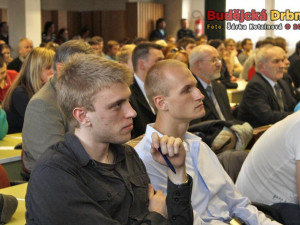 Všichni přítomní pozorně naslouchali