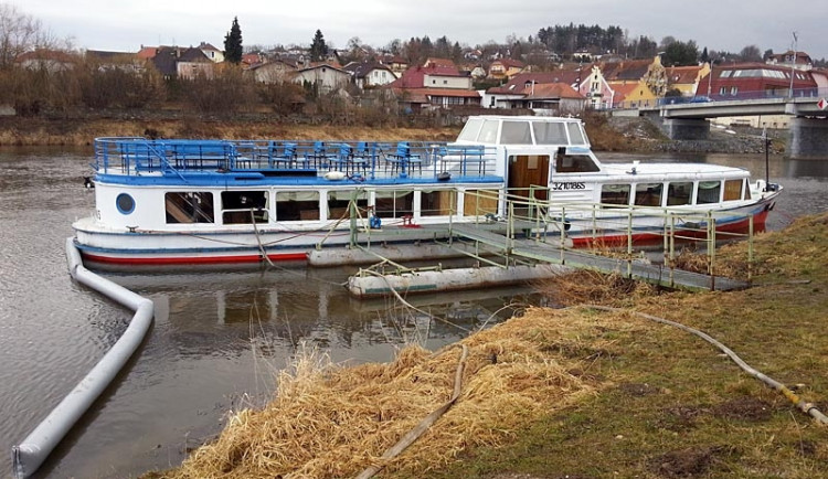 Zásah hasičů u poškozené lodi v Zámostí