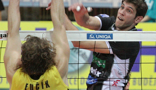 Bývalý hráč Jihostroje Ondřej Fučík blokuje smeč Petera Pláteníka