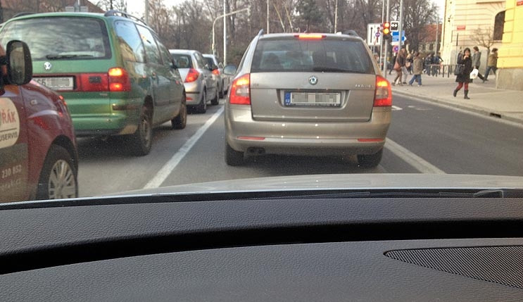 Ve směru k ulici Na Sadech už můžou auta stát ve dvou pruzích