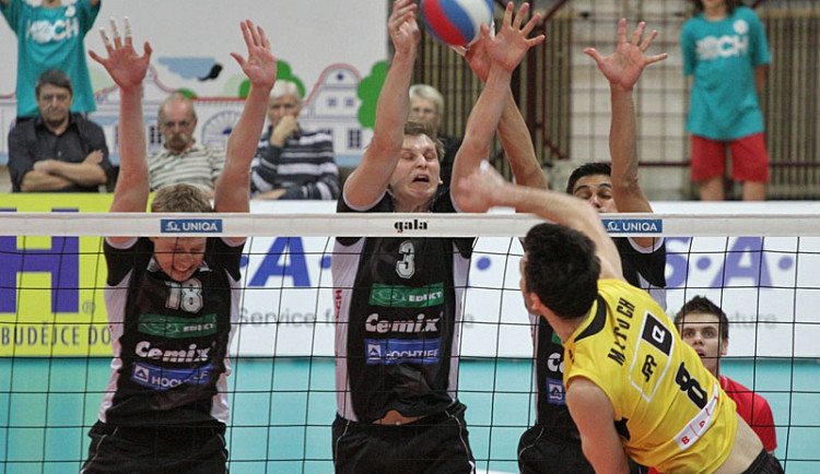 Budějcké bloky byly stejně jako včera úspěšné. Na snímku se daří Rojasovi, Machovi a Kriškovi (zprava) likvidovat smeč Josefa Mlčucha