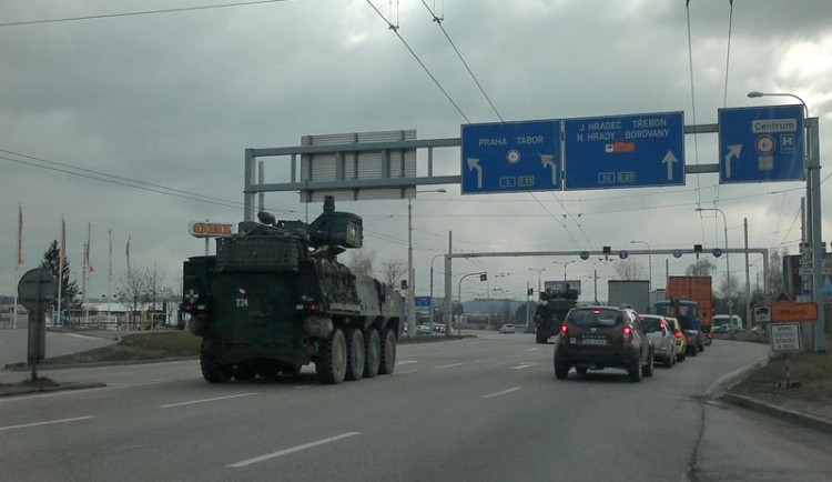 Vojenské transportéry se ve městě můžou objevit při cvičení