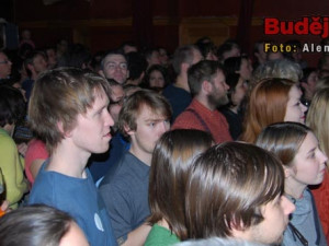 Café Klub Slavie byl nacpán k prasknutí