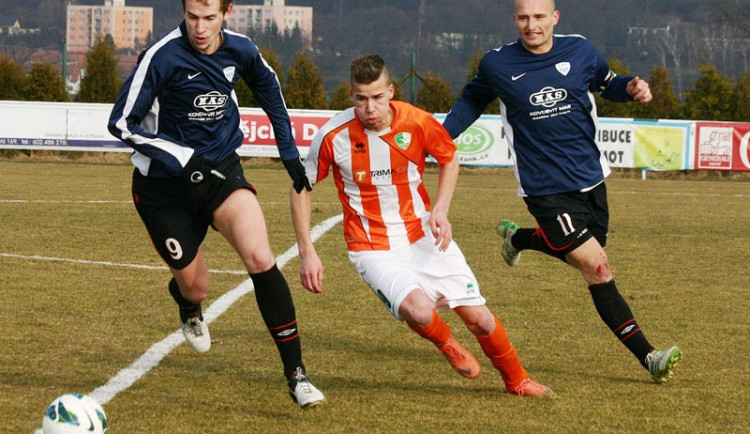 Jakub Rosůlek (v červenobílém) se proti svým bývalým spoluhráčům neprosadil. Míč před ním sebral Jakub Hric, vše jistí kapitán Táborska B Jan Chotovinský