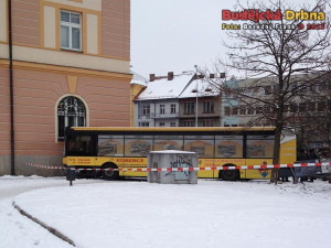 Autobus MHD narazil do budovy hlavní pošty na Senovážném náměstí