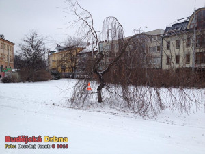 Autobus MHD narazil do budovy hlavní pošty na Senovážném náměstí