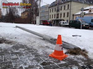 Autobus MHD narazil do budovy hlavní pošty na Senovážném náměstí