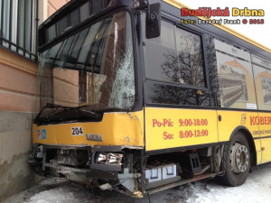 Autobus MHD narazil do pošty, řidič skončil v nemocnici