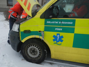 Žlutá sanitka po nárazu do stromu