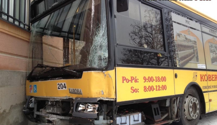 Autobus MHD narazil do budovy hlavní pošty na Senovážném náměstí
