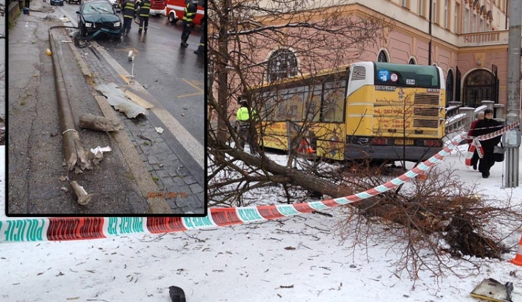 Nehoda autobusu na Senovážném náměstí