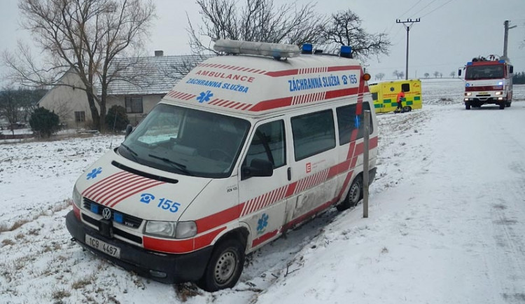 Havarované sanitky za obcí Dražíč