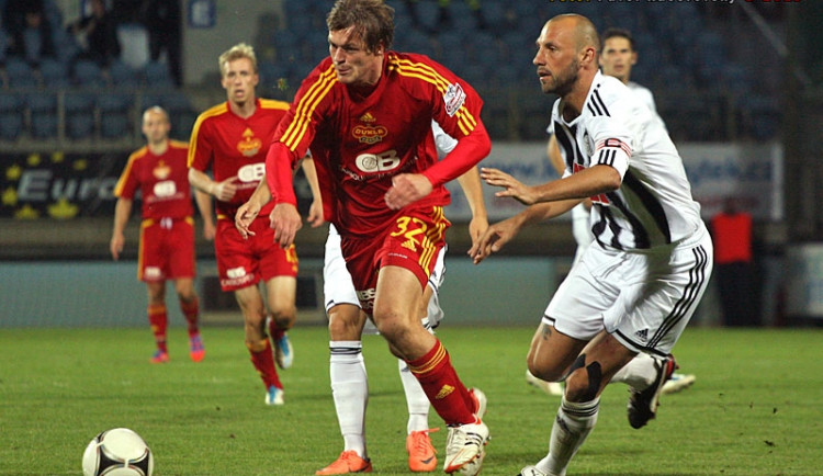 Střelec dvou branek Dukly Praha Tomáš Borek uniká Romanu Lengyelovi