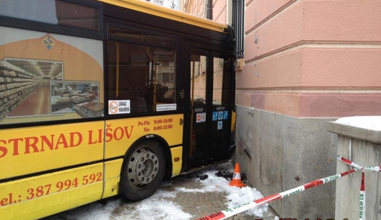 Havarovaný autobus v budově hlavní budějcké pošty