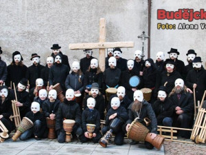 Celá skupina pohoromadě u tesaného kříže