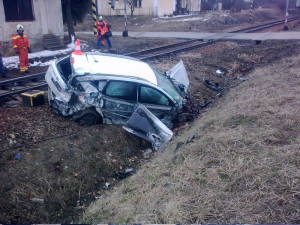 Vlak z Budějc do Prahy srazil auto, trať byla neprůjezdná