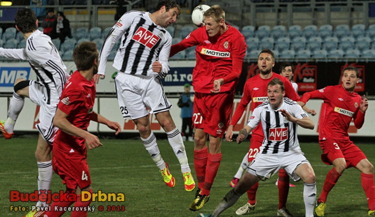 Hlavičkový souboj Hrayra Mkoyana s Michalem Škodou v zápase Dynama se Zbrojovkou Brno