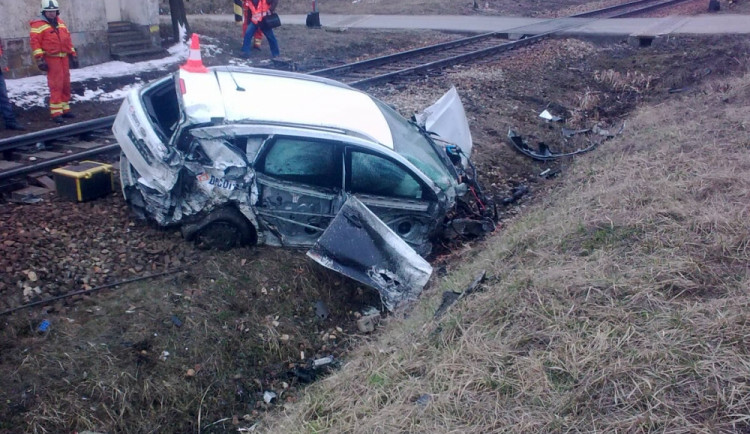 Havarovaný ford po střetu s vlakem v Horusicích
