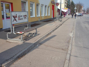 U zastávek MHD v ulici Jana Opletala budou nové chodníky