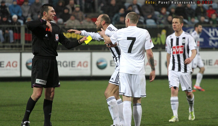Rozhodčí Drahoslav Drábek vytahuje červenou kartu pro Jakuba Řezníčka