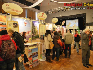 Každý si odnášel spoustu reklamních letáčků