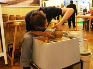 Ukázka točení na hrnčířském kruhu