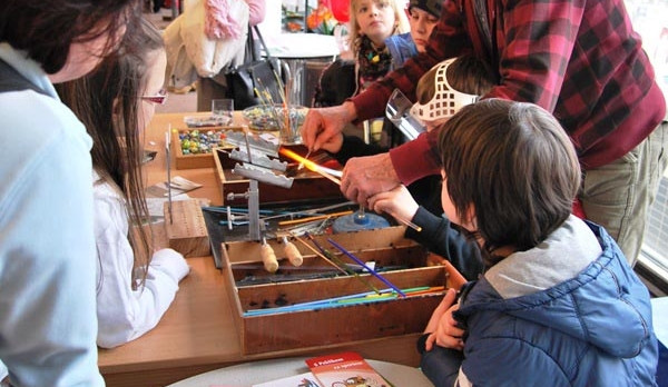 Výrobu skleněných korálků si vyzkoušely i děti