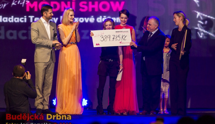 Předání šeku Nadaci Terezy Maxové dětem na sumu 389 785 Kč