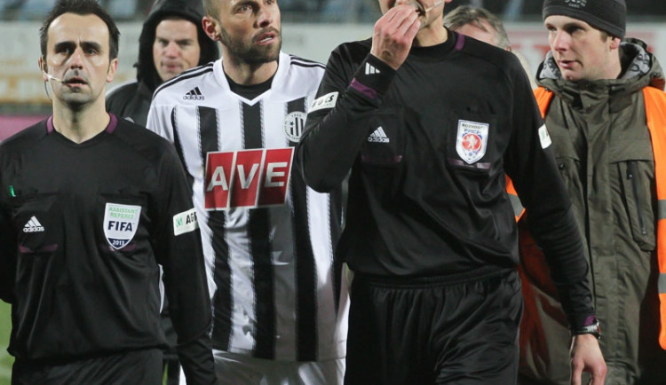 Rozhodčí Drahoslav Drábek opouští hřiště po posledním zápase Gambrinus ligy, který pískal