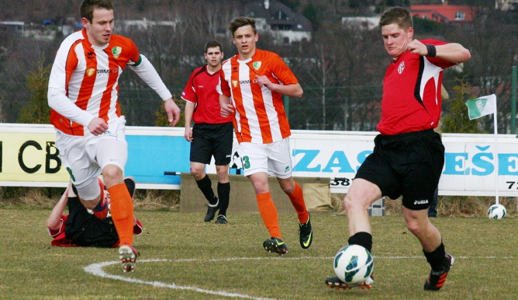 Kapitán Malše Tomáš Trněný stíhá Matěje Čmejlu