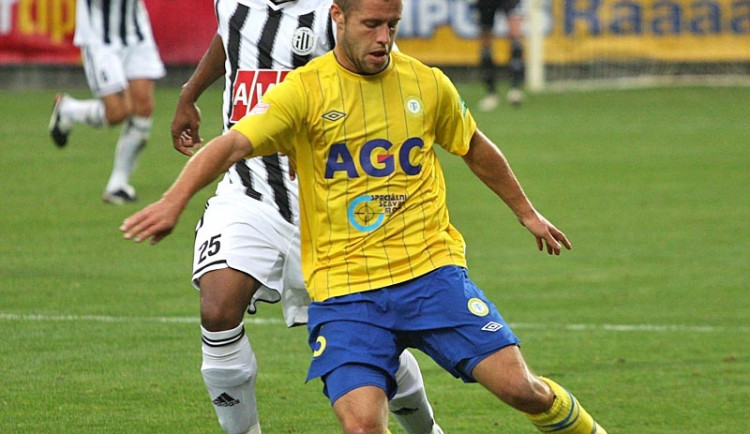 Václav Ježdík (na snímku před Sandrem)  ještě na podzim oblékal dres Teplic. Nyní svému bývalému klubu společně s dalšími hráči Dynamo podlehl vysoko 0:4