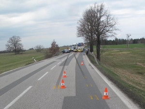 Následky čelního střetu Opelu Corsa a Škody Octavia u Krasejovky