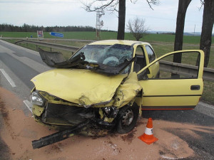 Následky čelního střetu Opelu Corsa a Škody Octavia u Krasejovky