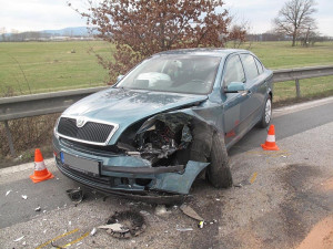 Následky čelního střetu Opelu Corsa a Škody Octavia u Krasejovky